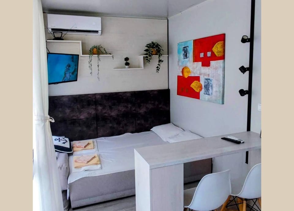 Bed, TV and multimedia, Living room, Dining area, Bedroom