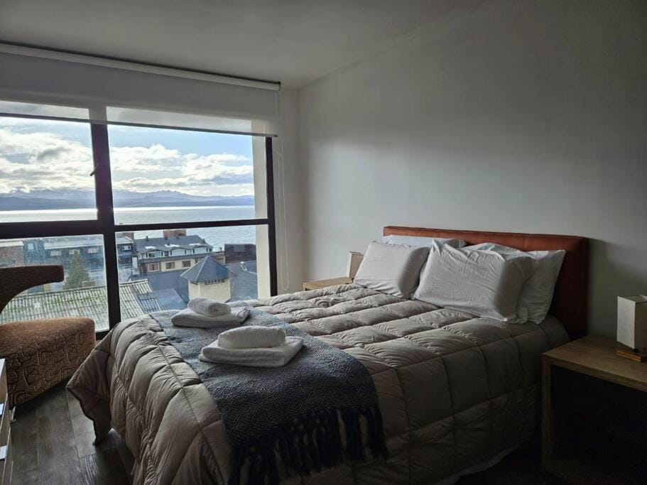 Photo of the whole room, Lake view