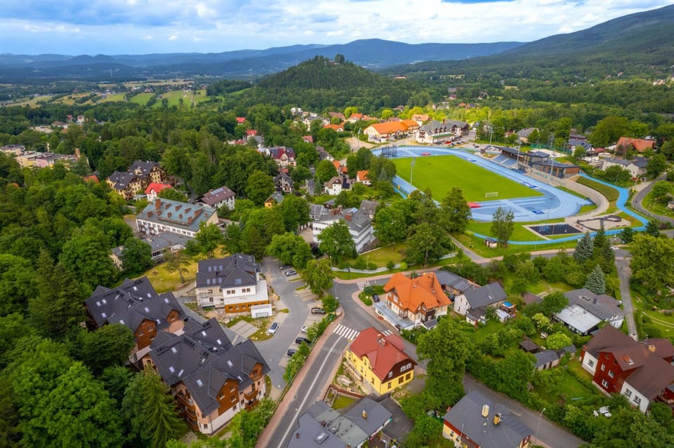 Property building, Natural landscape, Bird's eye view, Mountain view, Location