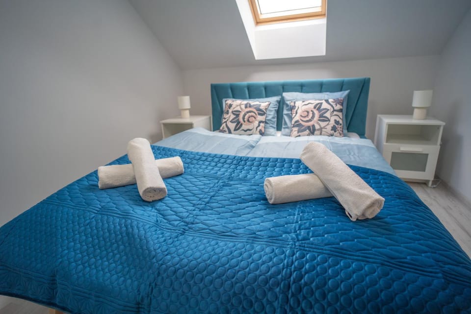 Bed, Bedroom, towels