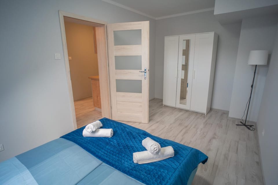 Bed, Bedroom, towels, wardrobe