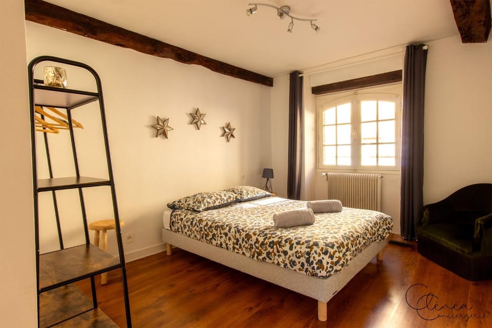 Bed, Bedroom, towels