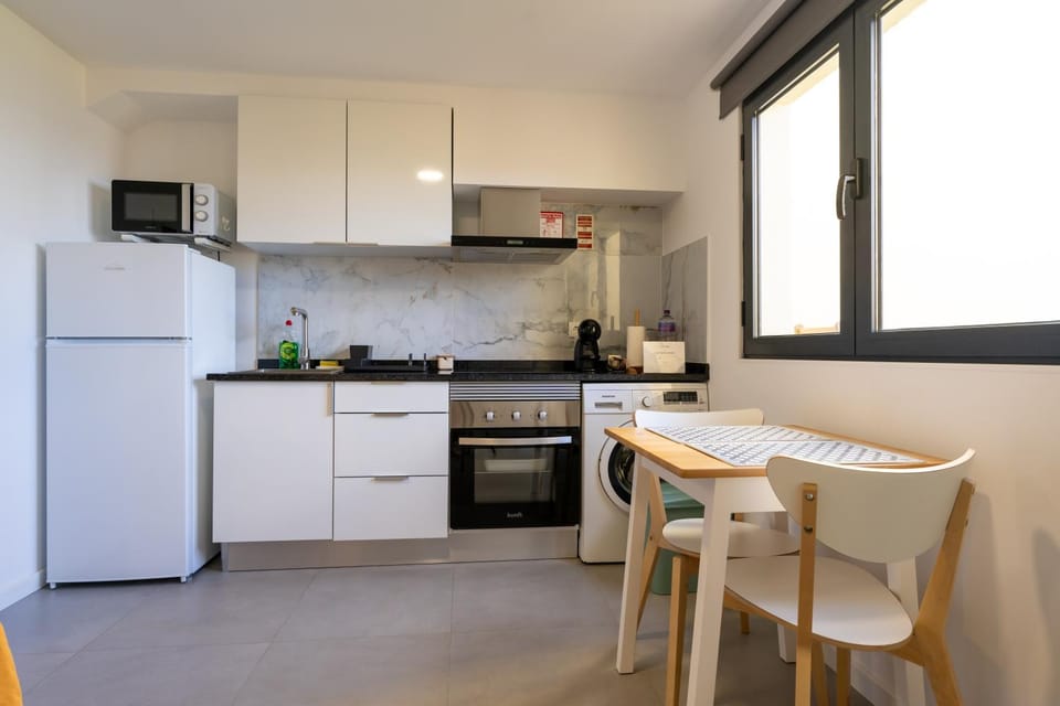 Coffee/tea facilities, Kitchen or kitchenette, Dining area, oven, stove, toaster