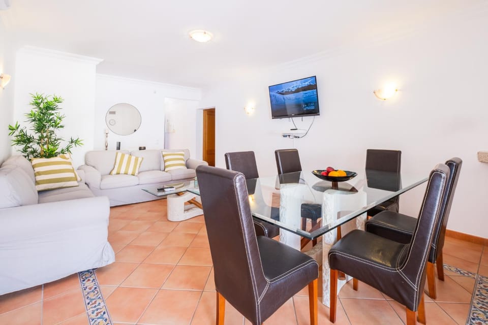 Communal lounge/ TV room, TV and multimedia, Living room, Seating area, Dining area