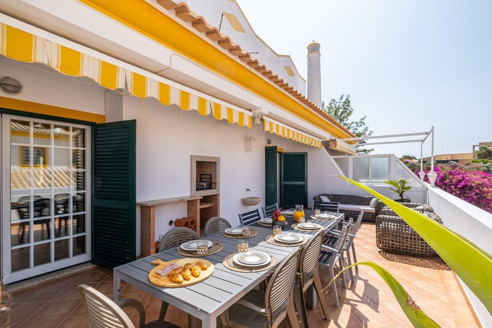 Patio, Day, View (from property/room), Balcony/Terrace, Living room, Banquet/Function facilities, Dining area, Food