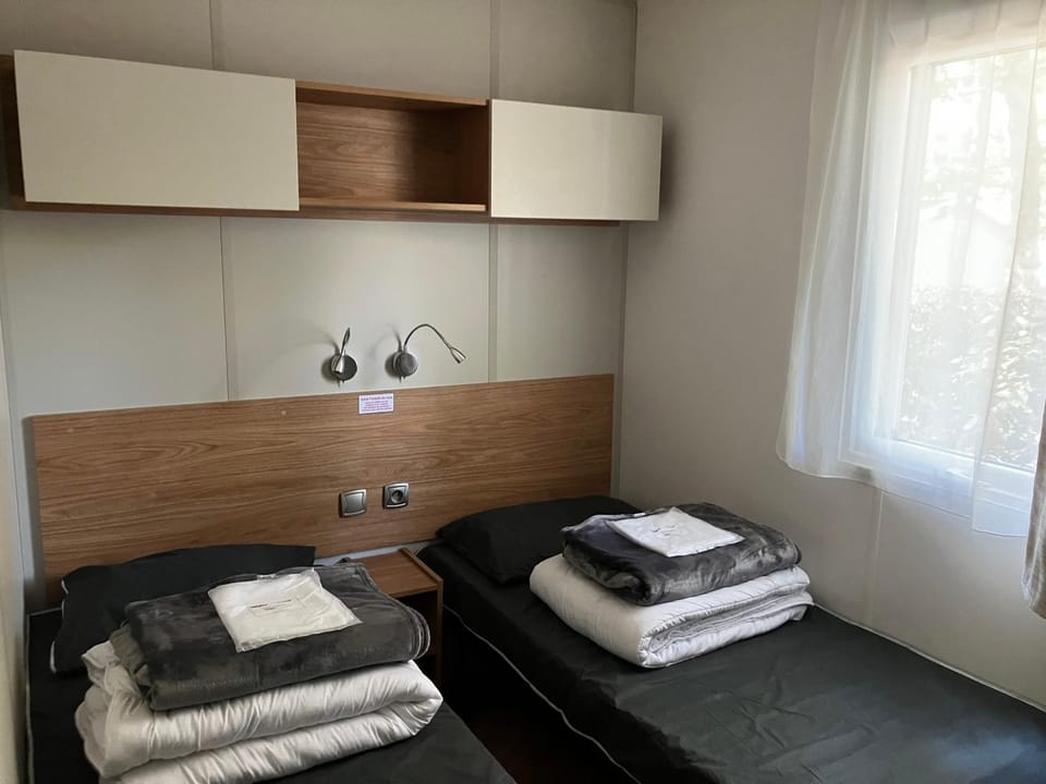 Grand mobile-home 45M2 au calme et au bord de mer Campground/ 
RV Resort in Pays de la Loire