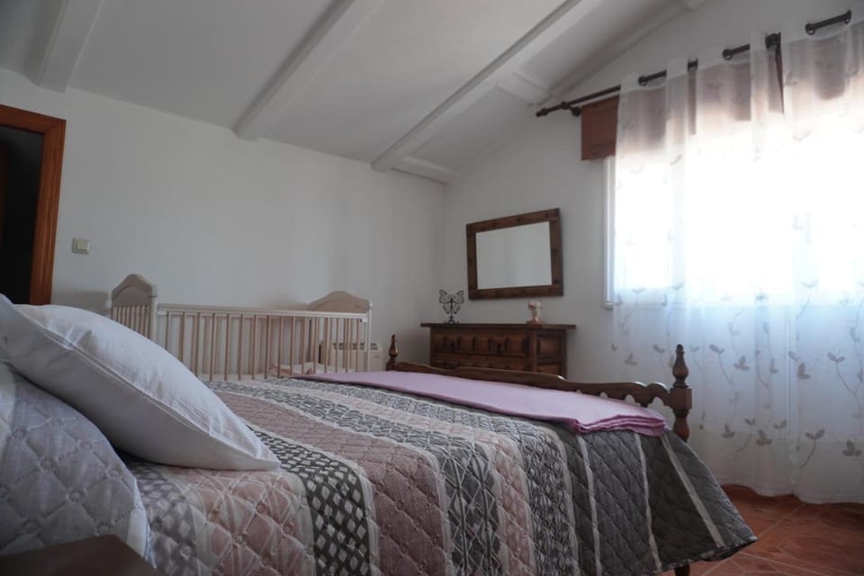 Bed, Photo of the whole room, Bedroom, cot