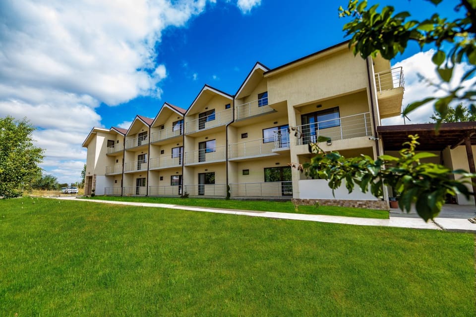 Property building, Day, Natural landscape, Garden, Garden view
