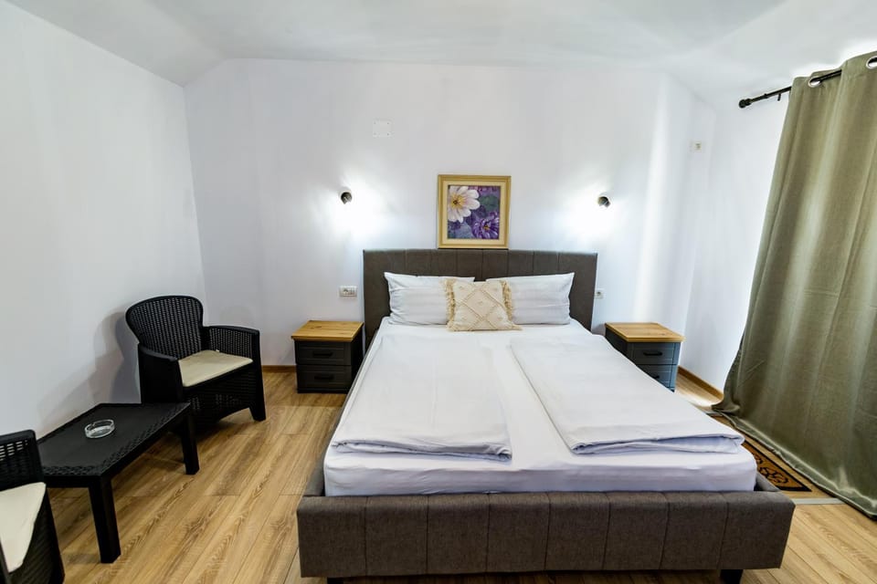 Bed, Photo of the whole room, Decorative detail, Bedroom