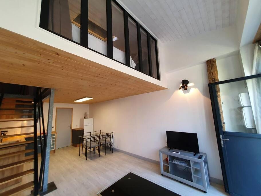 APPARTEMENT CENTRE VILLE AU CALME JARDIN et PARKING PUBLIC House in La Rochelle