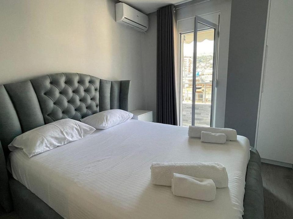 Bedroom, towels