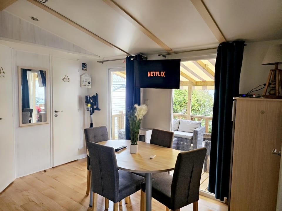 Évasion océanique : Mobil-home dans un camping 4* à 50m de l'océan Campground/ 
RV Resort in Nouvelle-Aquitaine