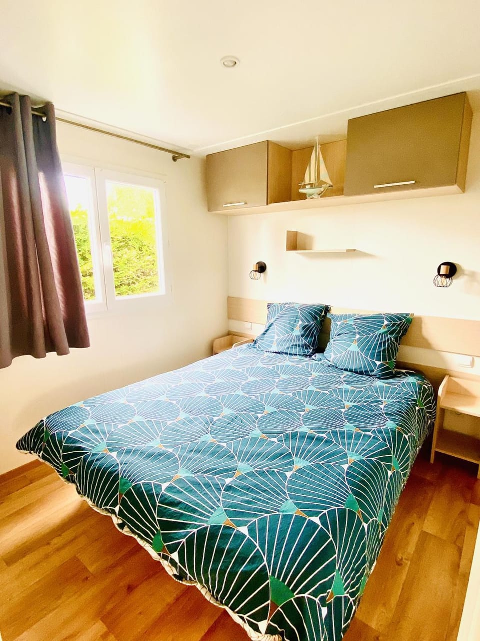 Photo of the whole room, Bedroom, internet