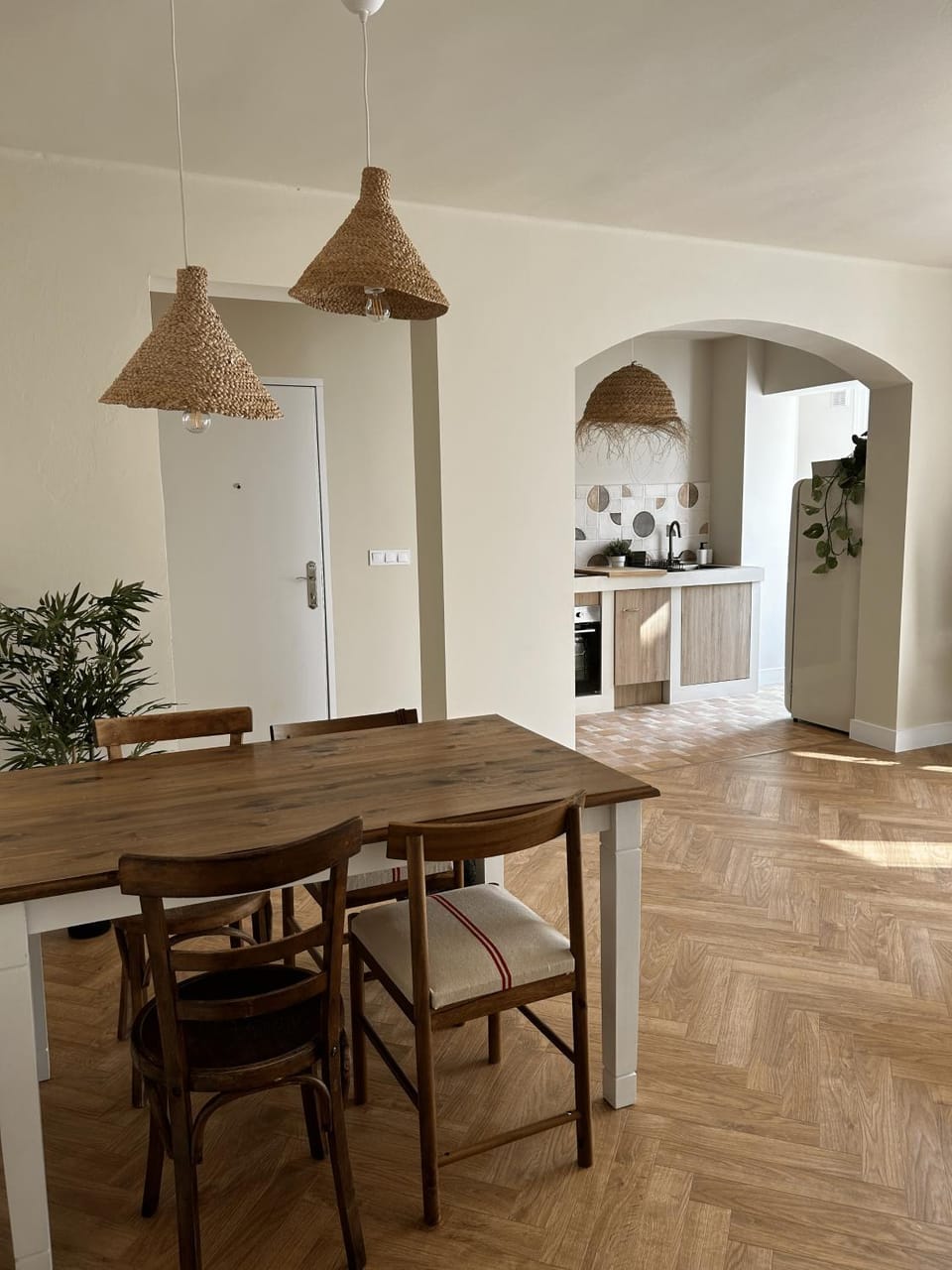 Kitchen or kitchenette, Dining area
