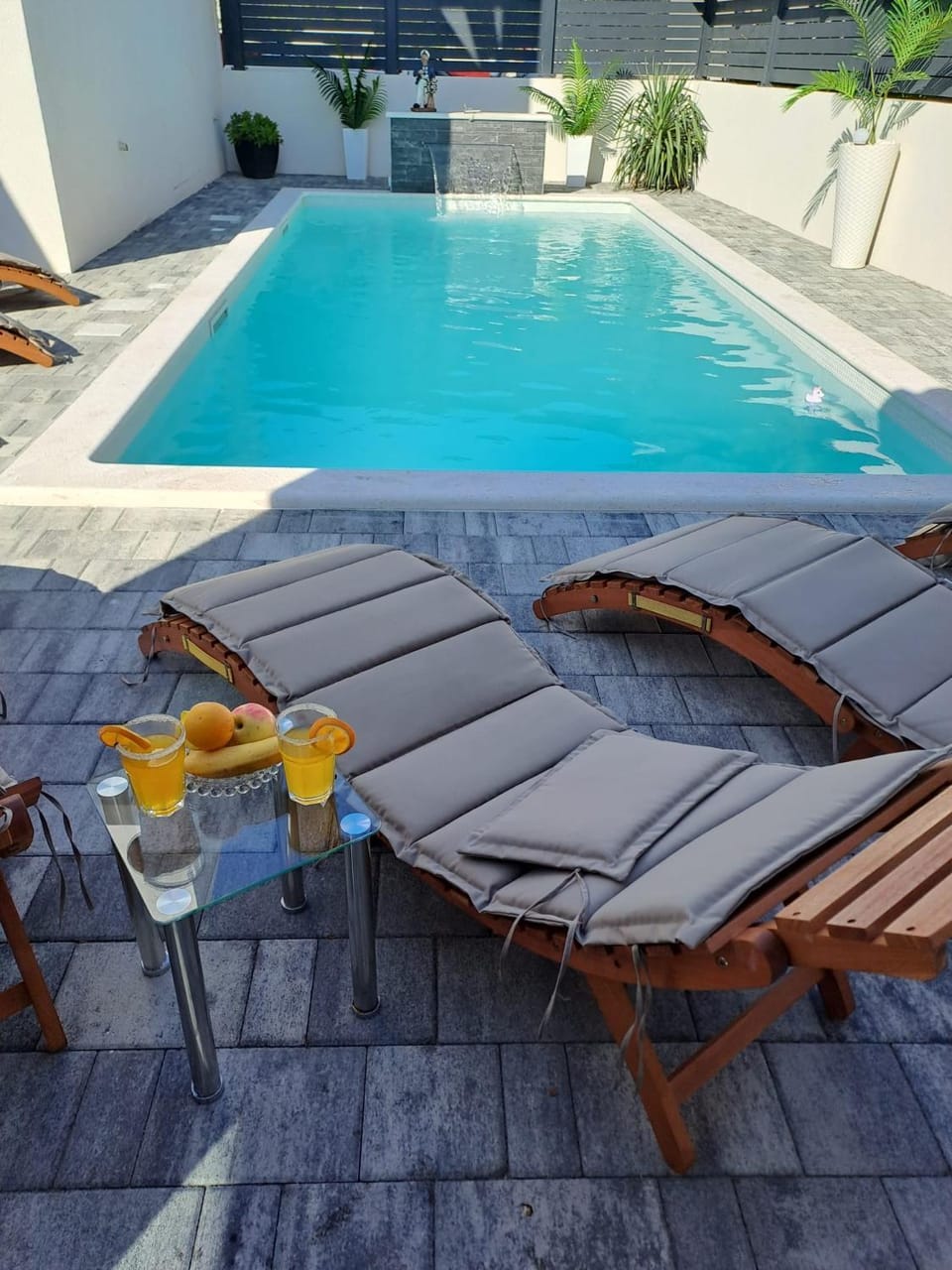 Patio, Day, Swimming pool, Swimming pool, sunbed