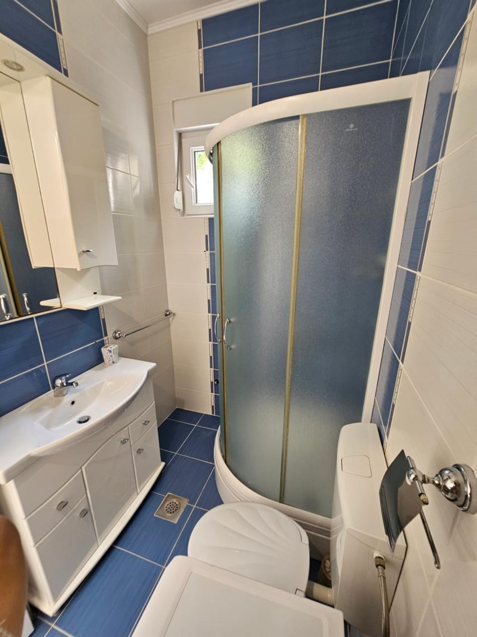 Shower, Toilet, Bathroom, towels