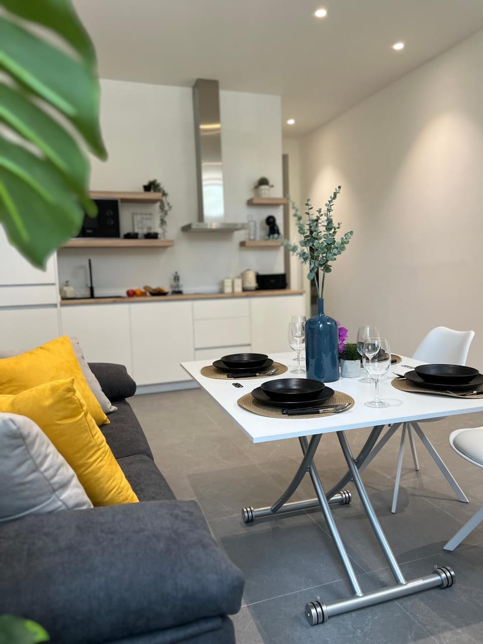 Kitchen or kitchenette, Living room, Seating area, Dining area