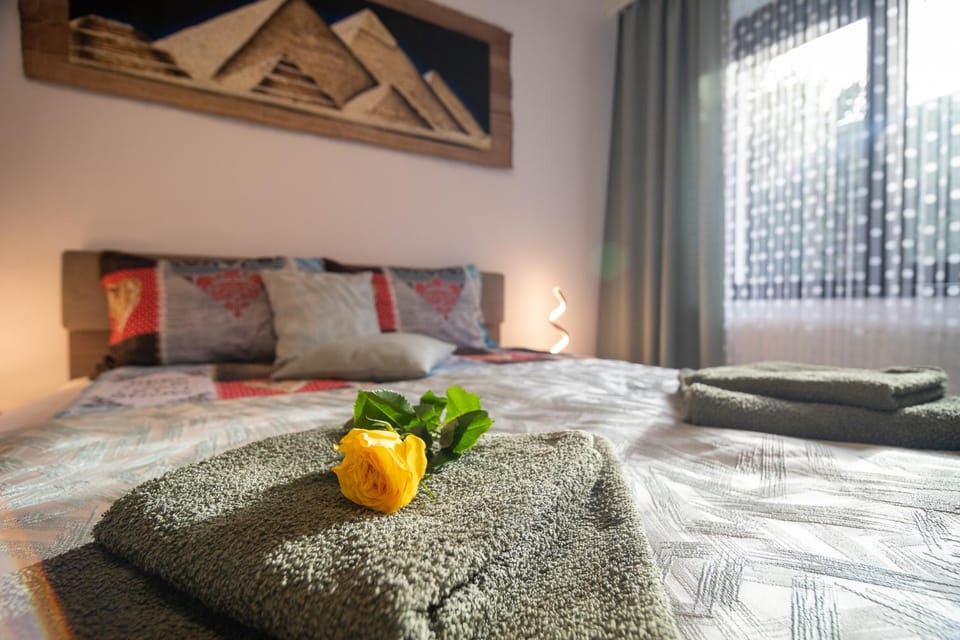 Bed, Decorative detail, towels