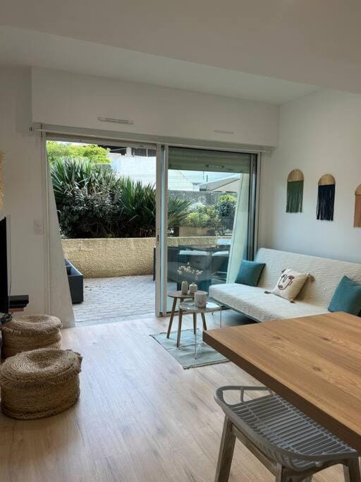 Patio, Living room