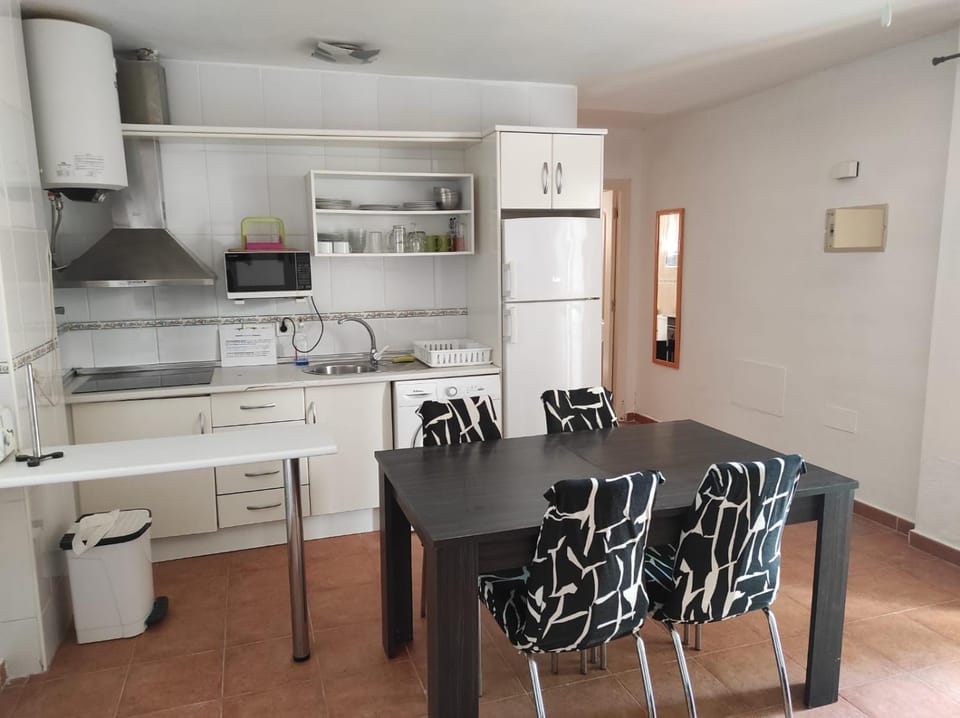 Kitchen or kitchenette, Dining area, stove