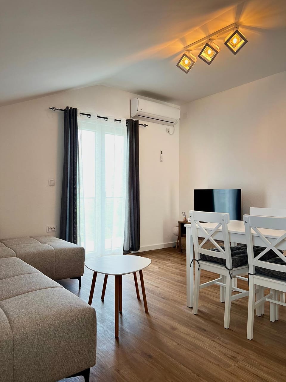 TV and multimedia, Living room, Seating area, Dining area