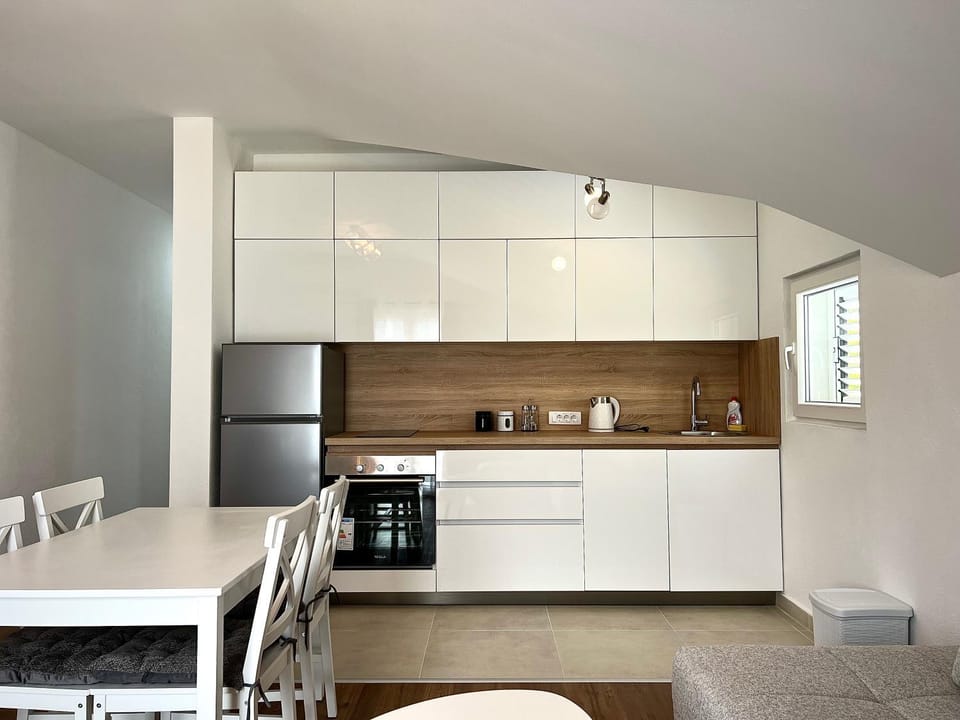 Kitchen or kitchenette, dishwasher, oven, stove
