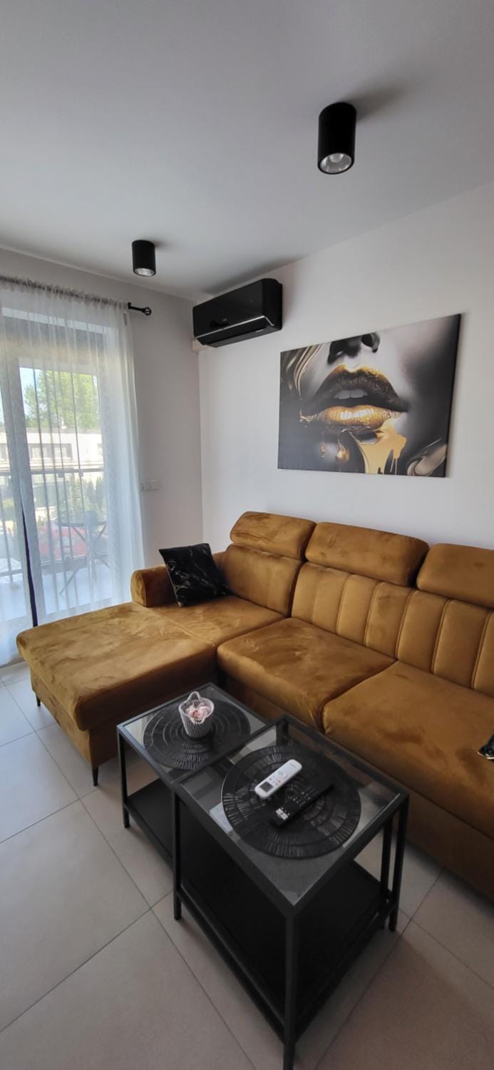 TV and multimedia, Living room, Seating area, air conditioner