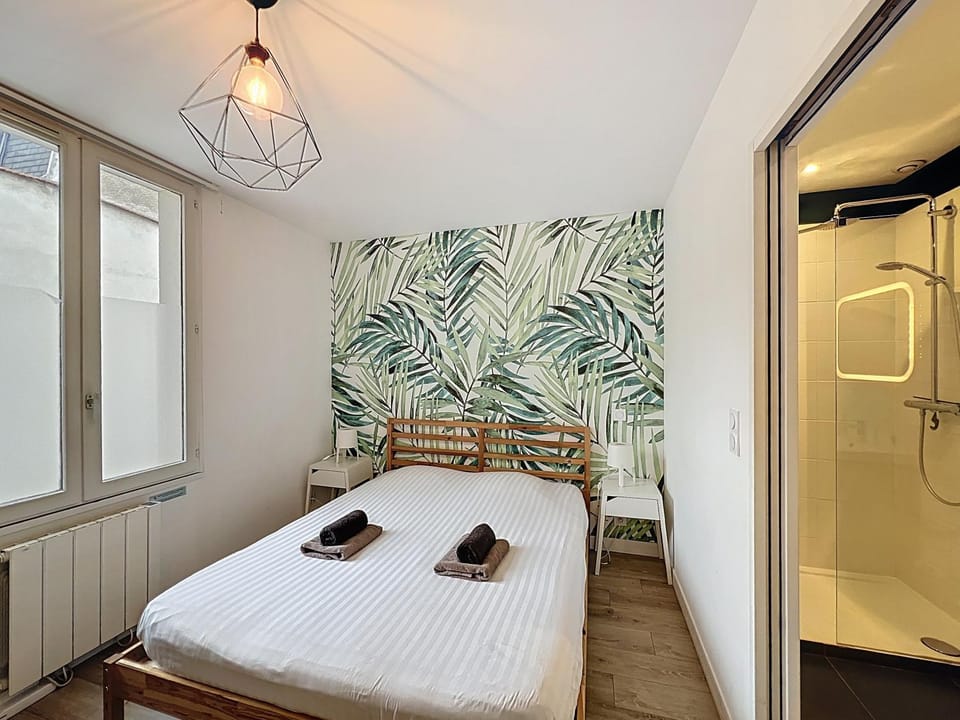 Photo of the whole room, Bedroom