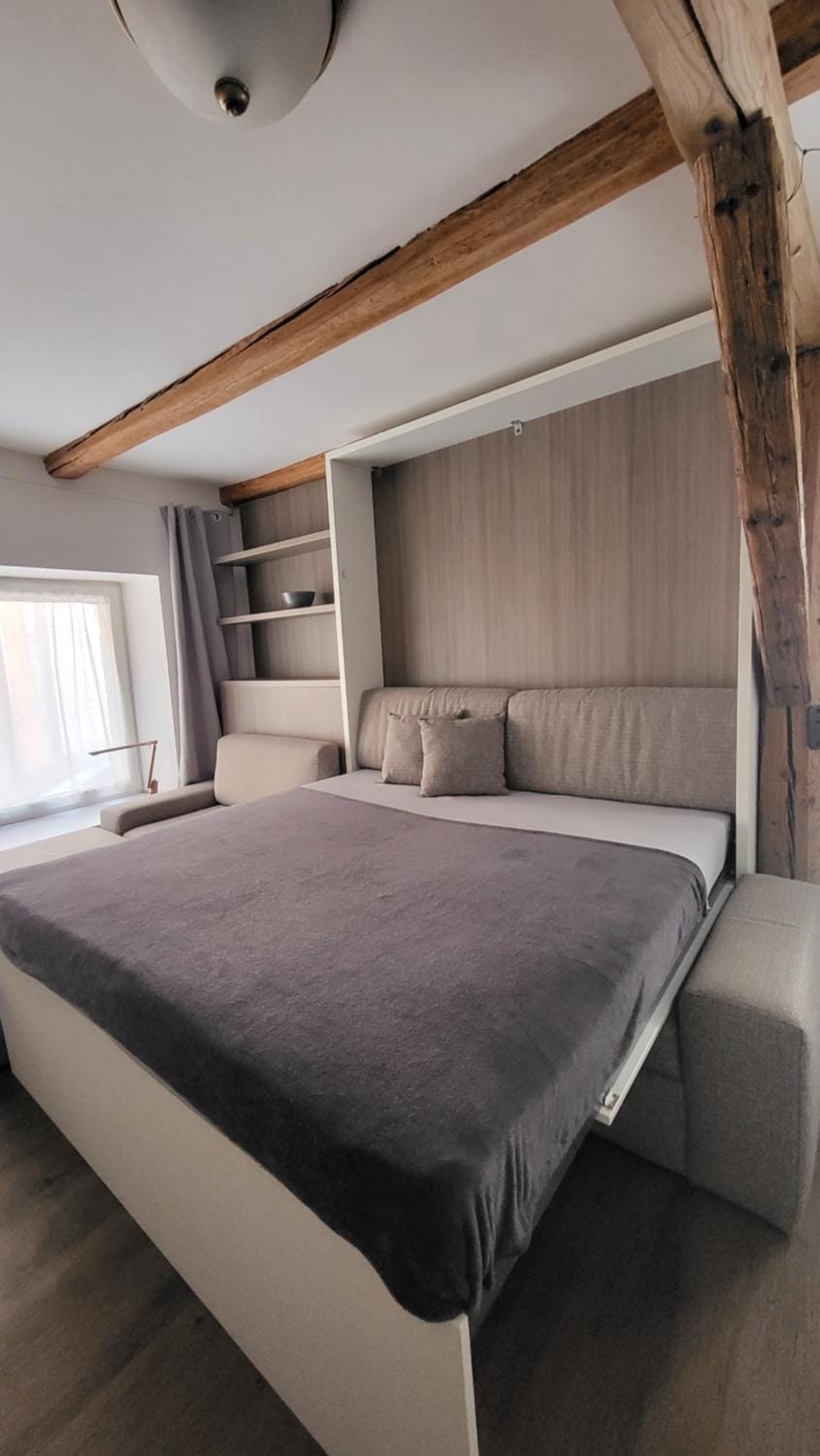 Photo of the whole room, Bedroom