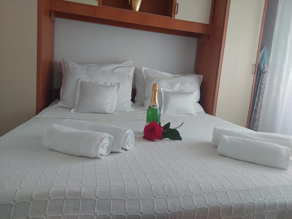 Bed, Day, Bedroom, Time of day, towels