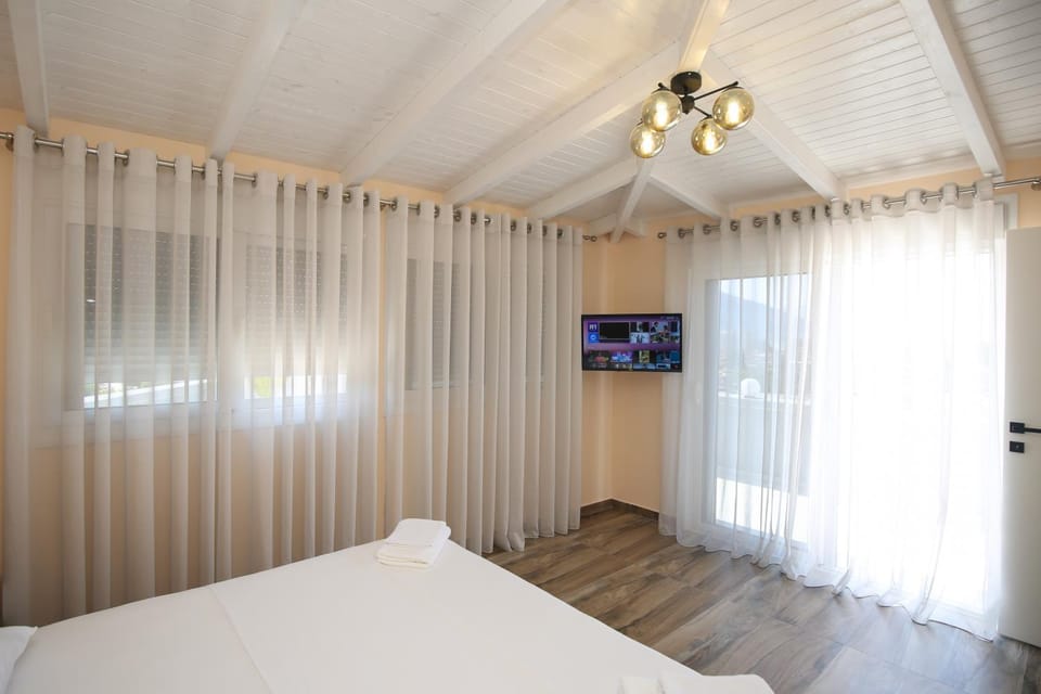 Bed, TV and multimedia, View (from property/room), View (from property/room), Photo of the whole room, Bedroom