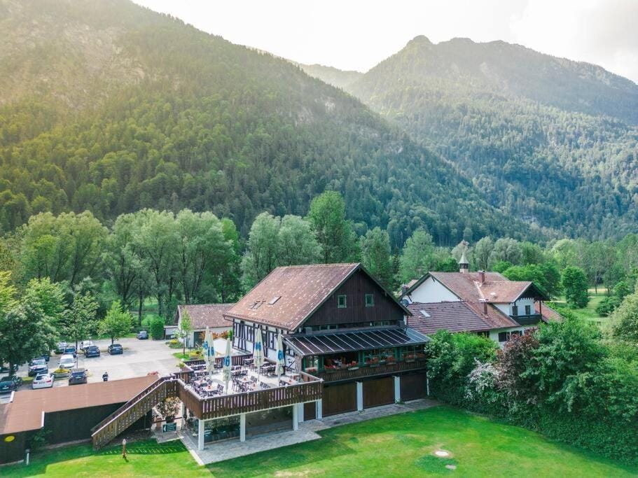 Property building, Restaurant/places to eat, Day, Bird's eye view, Golfcourse, Mountain view