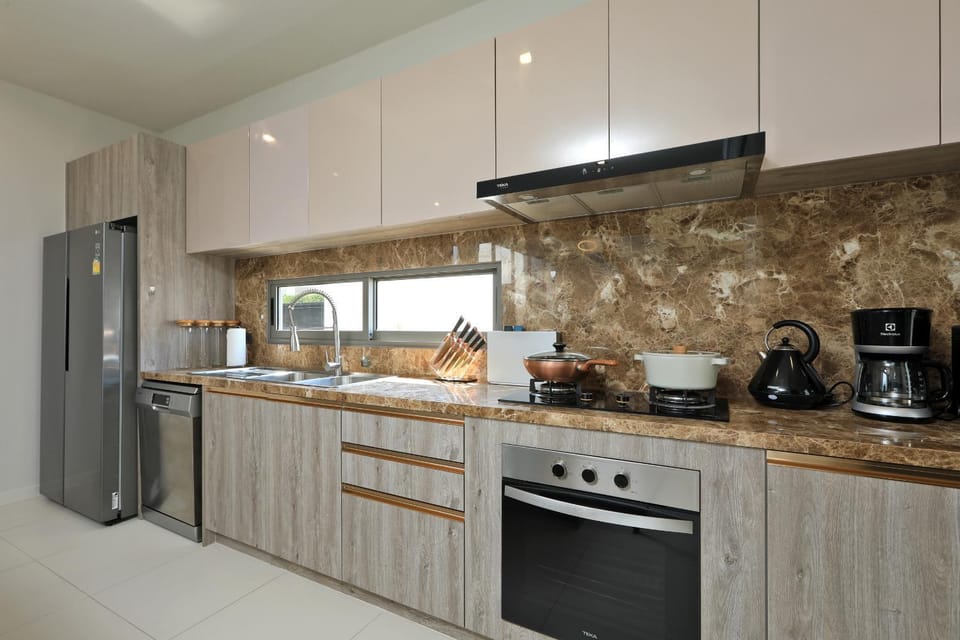 Coffee/tea facilities, Kitchen or kitchenette, dishwasher, oven, stove, toaster