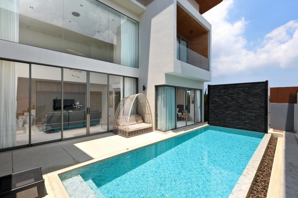 Property building, Day, Pool view, Swimming pool, sunbed