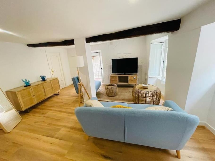Communal lounge/ TV room, TV and multimedia, Living room, Seating area, Evening entertainment