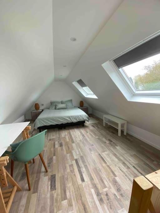 Photo of the whole room, Bedroom