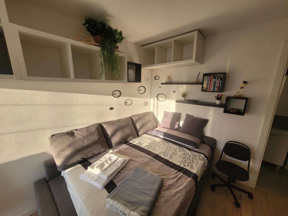 Bed, Photo of the whole room, Bedroom