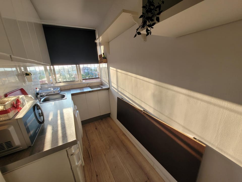 Kitchen or kitchenette, Dining area, minibar, stove