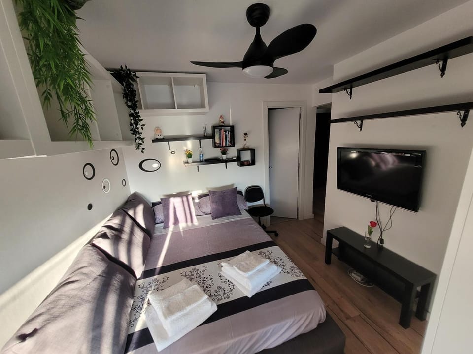 Bed, TV and multimedia, Photo of the whole room, Bedroom