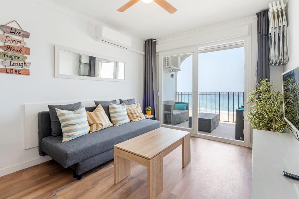 Communal lounge/ TV room, TV and multimedia, View (from property/room), Photo of the whole room, Seating area, Evening entertainment, Sea view