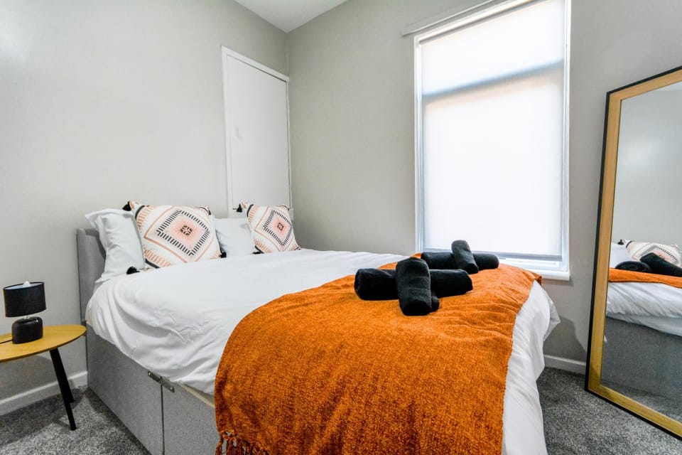 Stay with Alexandra - Free Parking - Free Wifi Superb Location House in Liverpool