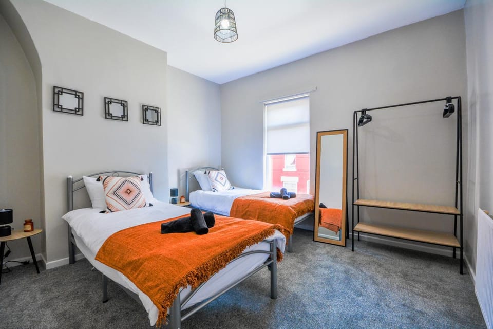 Stay with Alexandra - Free Parking - Free Wifi Superb Location House in Liverpool