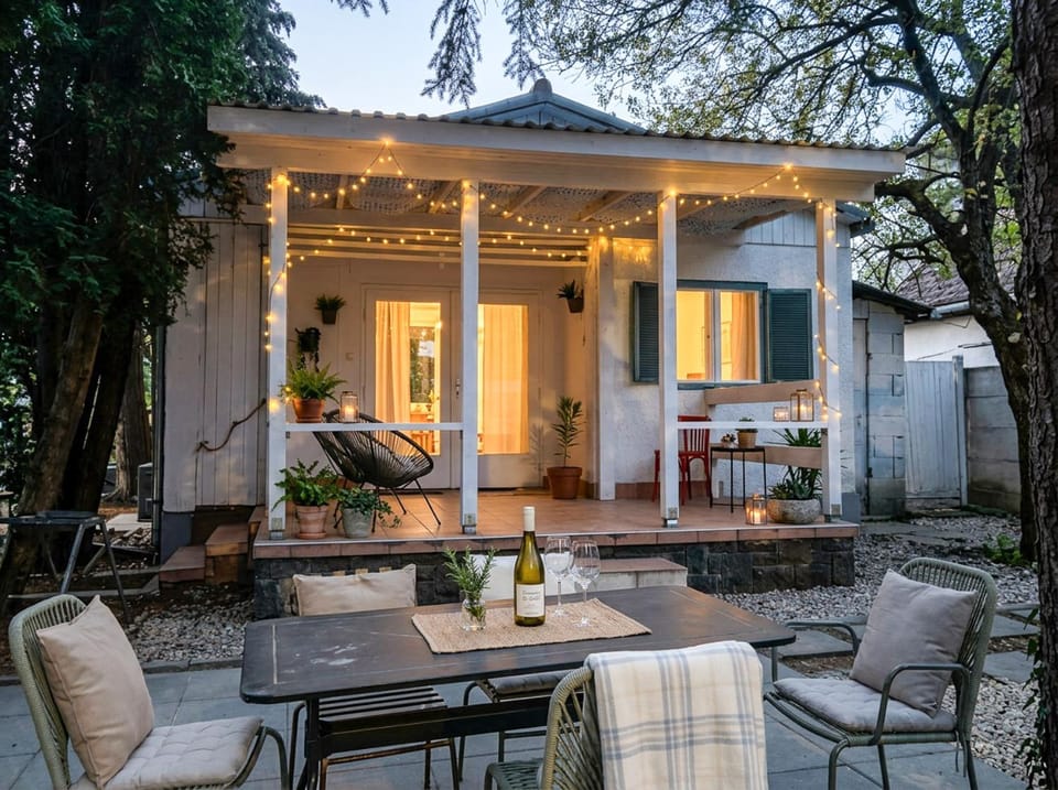 Property building, Patio, Day, Garden, Seating area, Dining area, Garden view