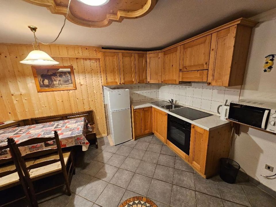 Kitchen or kitchenette, Dining area, minibar, pet friendly