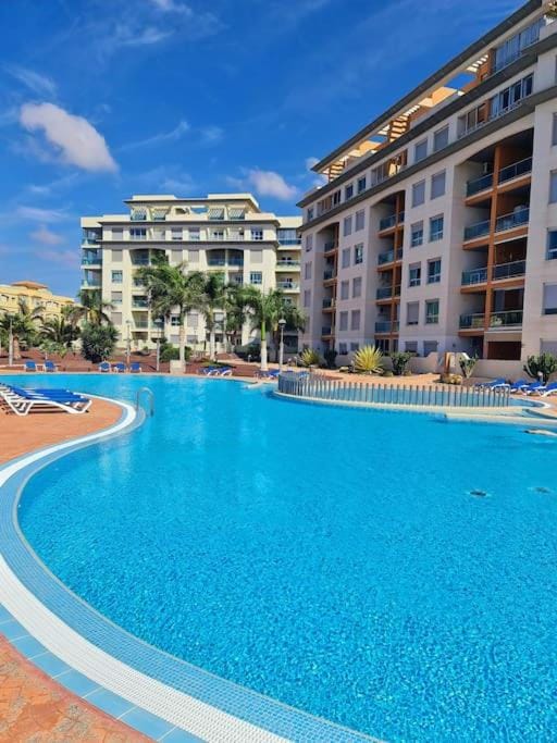 Property building, Pool view, Swimming pool, Swimming pool, sunbed