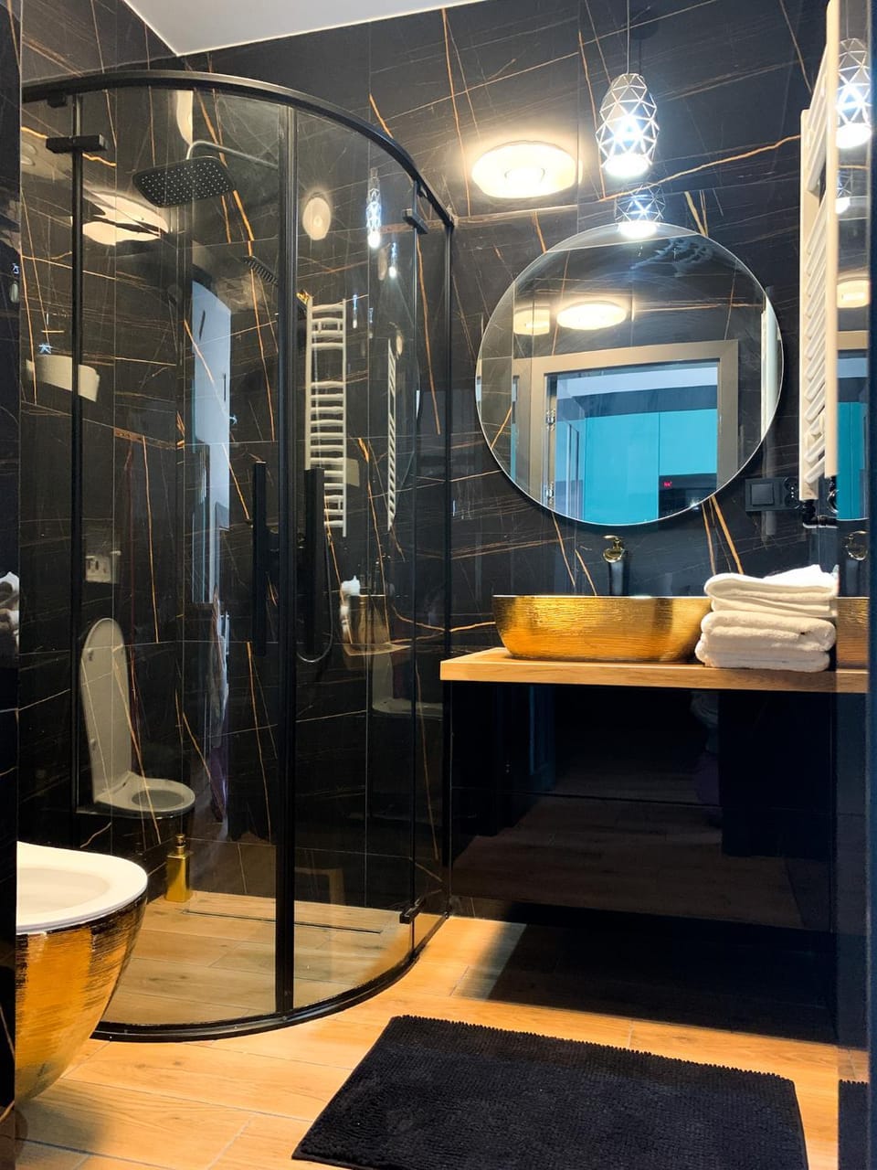 Shower, Toilet, Bathroom, towels