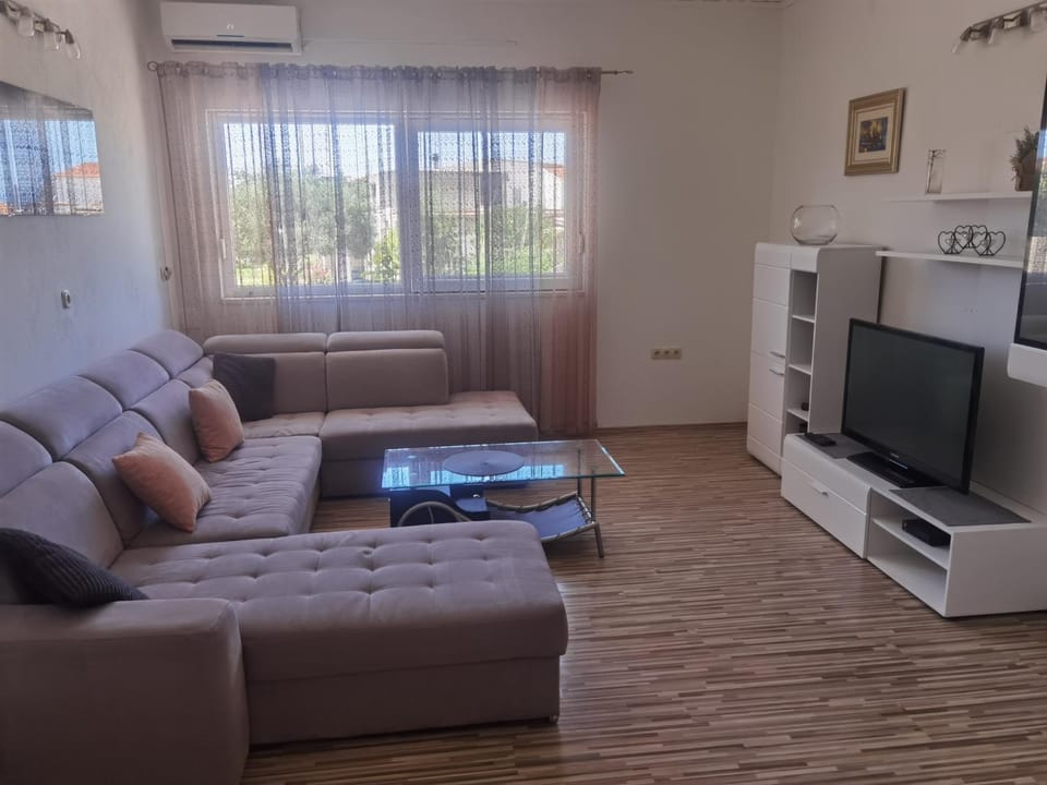 Communal lounge/ TV room, TV and multimedia, Living room, Seating area, Evening entertainment, air conditioner