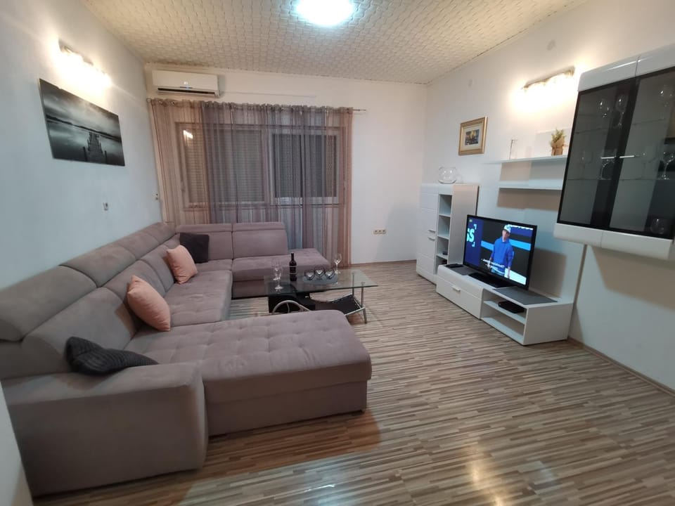 Communal lounge/ TV room, TV and multimedia, Living room, Seating area, Evening entertainment