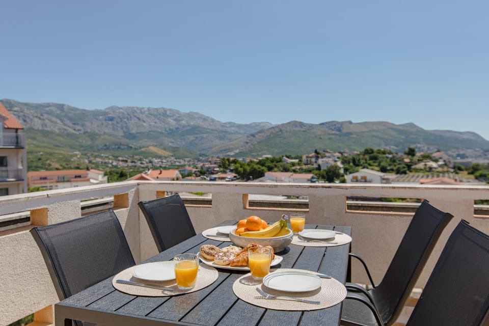 Natural landscape, View (from property/room), Balcony/Terrace, Dining area