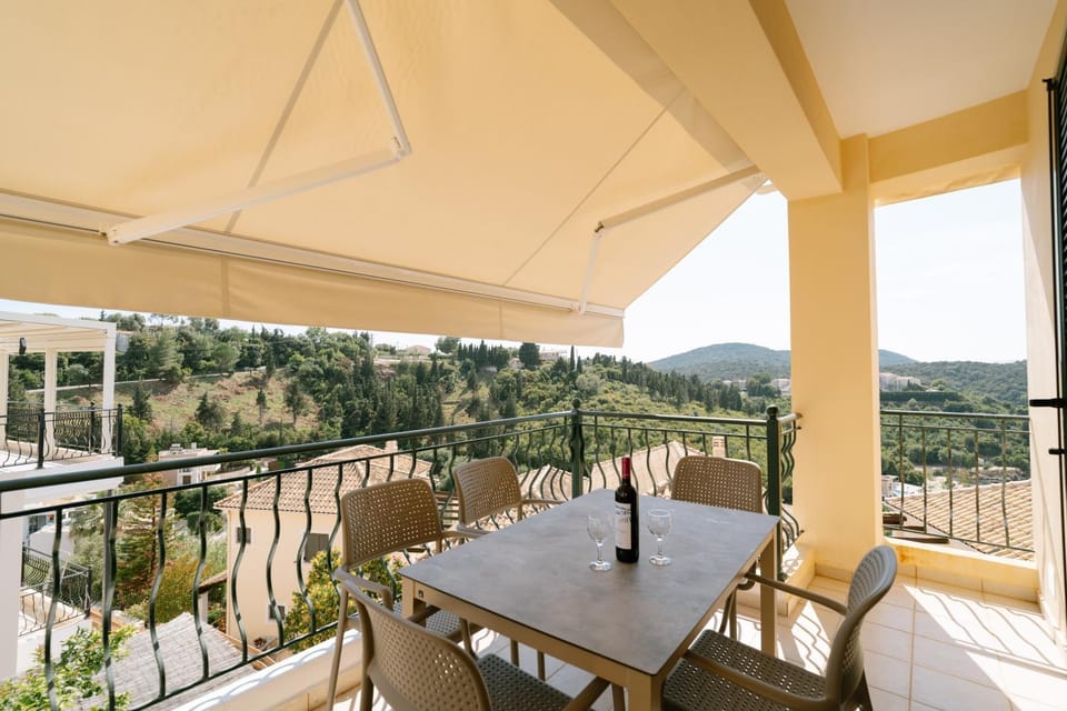 Patio, Natural landscape, View (from property/room), Balcony/Terrace, Dining area, Mountain view